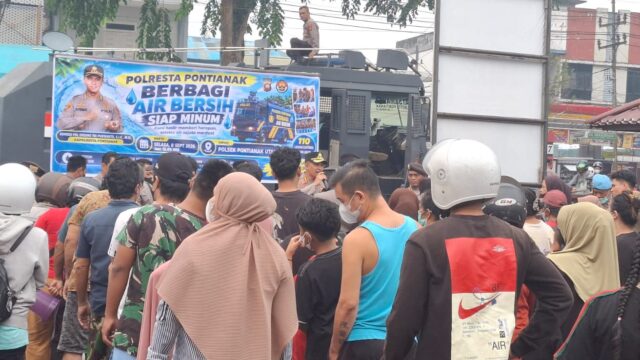 Bersama kita Hadir dan peduli untuk Masyarakat, Polresta Pontianak Salurkan Air Bersih dampak Karhutla dan Kekeringan